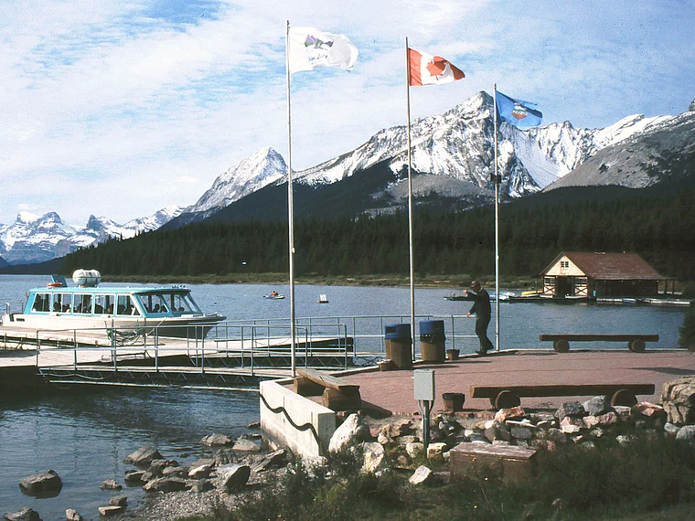 Alberta Moraine Lake mit Fahnen und Ausflugsboot